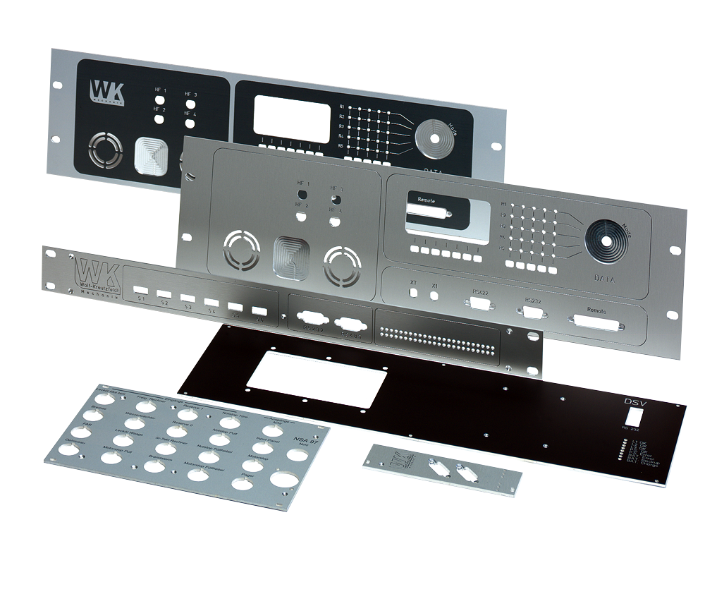 Mehrere beschriftete, eloxierte Frontplatten und Bedienblenden aus Metall in Silber und Schwarz mit runden und rechteckigen Ausschnitten, Gravuren (u. a. „WK“, „DATA“, „Remote“) und Montagelöchern, gestapelt auf weißem Hintergrund.