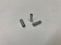 Drei sichtbare metallische Einpressbefestiger auf hellem Untergrund