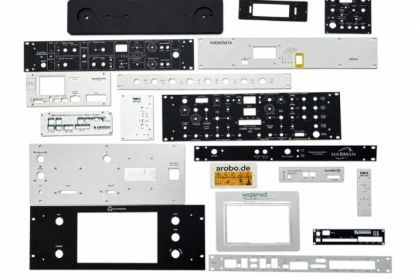 Mehrere schwarze und silberne Frontplatten für elektronische Geräte auf weißem Hintergrund angeordnet