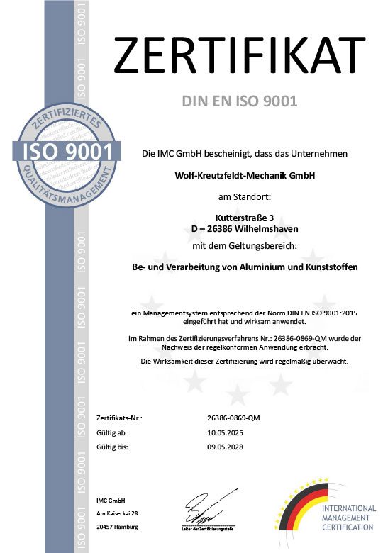 Zertifikat DIN EN ISO 9001 mit großem Titel 'ZERTIFIKAT' oben, blauem ISO‑9001-Siegel in einer vertikalen Leiste links und Text, der die Wolf‑Kreutzfeldt‑Mechanik GmbH, Sitz Kuttersstraße 3, 26386 Wilhelmshaven, sowie den Geltungsbereich 'Be- und Verarbeitung von Aluminium und Kunststoffen' nennt; Datum, Zertifikatsnummer, Unterschrift und International Management Certification‑Logo befinden sich im unteren Bereich.